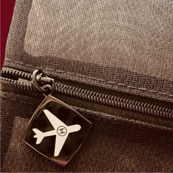 CHANEL Black Mesh Pouch with Zipper - Picture 4 of 4